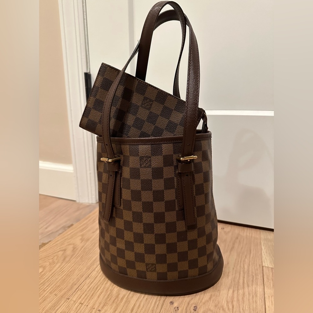 LOUIS VUITTON Damier Ebene Marais Bucket 23 with a pouch